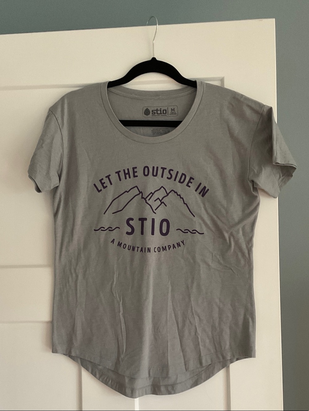 Stio Women's Light Gray Tee with Purple Mountain Graphic